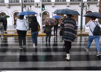 Καιρός σήμερα: Εξασθενεί η κακοκαιρία – Σε ποιες περιοχές επιμένουν οι βροχές