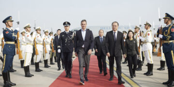 Στην Κίνα ο Κυρ. Μητσοτάκης – Συνάντηση με Σι Τζινπίνγκ αύριο