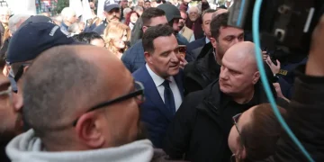 Ο Άδωνις και οι φτυσιές