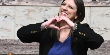 Η “επιστροφή” της Ζωής Κωνσταντοπούλου στο προεδρείο της Βουλής με… καρδούλες και φιλάκια