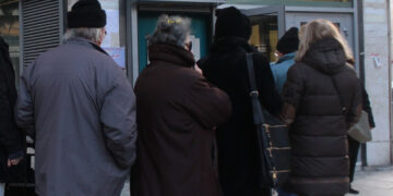 Συντάξεις Μαρτίου 2026: Ξεκινούν οι πληρωμές σε 2,5 εκατ. συνταξιούχους – Ποιοι βλέπουν πρώτοι λεφτά