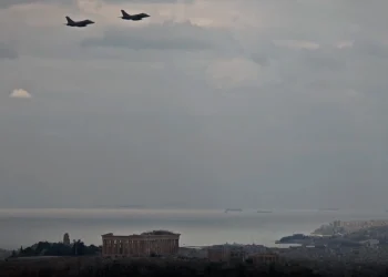 Rafale, F-16 Viper και ελικόπτερα πέταξαν πάνω από την Ακρόπολη στην πρόβα για την παρέλαση της 25ης Μαρτίου