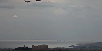Rafale, F-16 Viper και ελικόπτερα πέταξαν πάνω από την Ακρόπολη στην πρόβα για την παρέλαση της 25ης Μαρτίου