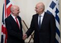 Συνάντηση Δένδια με τον Βρετανό ομόλογό του: Δεν υπάρχει καμία πιθανότητα η Ελλάδα να στείλει πλοίο στα Στενά του Oρμούζ