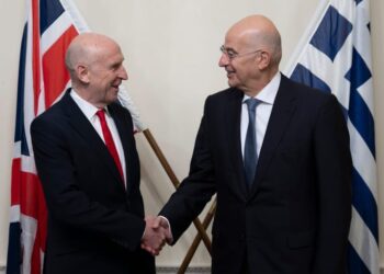 Συνάντηση Δένδια με τον Βρετανό ομόλογό του: Δεν υπάρχει καμία πιθανότητα η Ελλάδα να στείλει πλοίο στα Στενά του Oρμούζ