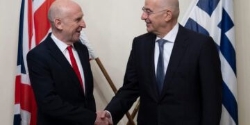 Συνάντηση Δένδια με τον Βρετανό ομόλογό του: Δεν υπάρχει καμία πιθανότητα η Ελλάδα να στείλει πλοίο στα Στενά του Oρμούζ
