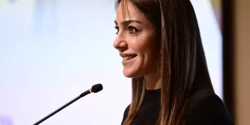 Μιχαηλίδου: Στήριξη οικογένειας με τις “Νταντάδες της Γειτονιάς” – Αξιοπρέπεια στην επισιτιστική βοήθεια με το νέο σύστημα vouchers