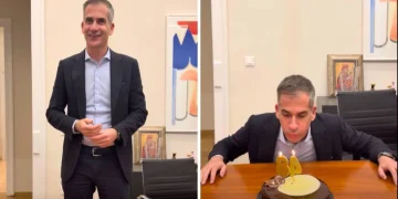 Γενέθλια για τον Κώστα Μπακογιάννη: Έκλεισε τα 48 και το γιόρτασε σβήνοντας τούρτα (Βίντεο)