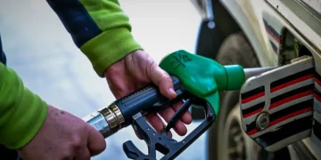 Ενεργειακή κρίση: Μείωση του ΕΦΚ στα καύσιμα με ρήτρα διαφυγής από την ΕΕ – Το ελληνικό σχέδιο άμυνας για τις αυξήσεις στην βενζίνη