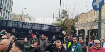 Aπεργία οδηγών ταξί: Έξω από τη Βουλή οι αυτοκινητιστές, κλούβες των ΜΑΤ στη Βασιλίσσης Σοφίας