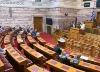Βουλή: Ο Παπασταύρου, η Κωνσταντοπούλου και το… νεράκι – Βίντεο
