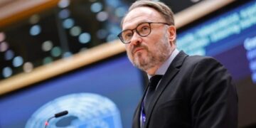 FT: Η Ευρωπαϊκή Ένωση εξετάζει σχέδιο ακόμα και για δελτίο στα καύσιμα – Aντιμέτωπη με ενεργειακό σοκ διαρκείας