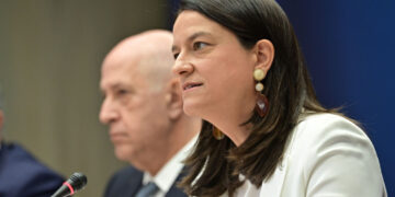 Κεραμέως για κατώτατο μισθό: Ποιοι επηρεάζονται από την αύξηση – Οι αλλαγές σε τριετίες, επιδόματα