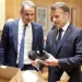 “Τι είναι αυτά;”: Η έκπληξη του Μακρόν για το δώρο Μητσοτάκη
