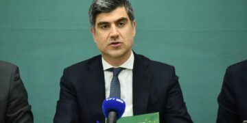 ΠΑΣΟΚ: Ο Γλαβίνας φαβορί για γραμματέας – Ποια άλλα ονόματα εξετάζονται ως διάδοχοι του Ανδρέα Σπυρόπουλου