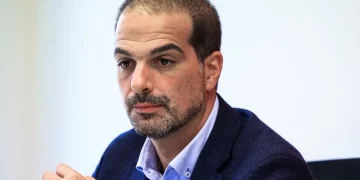 Σακελλαρίδης για Λαζαρίδη: “Πώς μπορεί να παραμένει στην κυβέρνηση ένας άνθρωπος που ψεύδεται συστηματικά;”