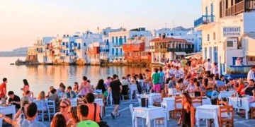 “Τρύπα” 100.000 εργαζομένων στον τουρισμό: Οι καταρτισμένοι Έλληνες επαγγελματίες φεύγουν για το εξωτερικό για καλύτερες συνθήκες εργασίας