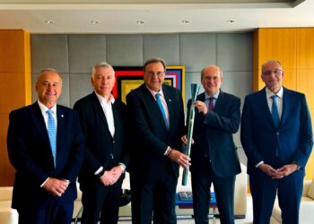 H Oλυμπιακή Δάδα στον Αντιπρόεδρο της Κυβέρνησης Κωστή Χατζηδάκη