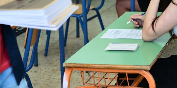 Τα 3 πράγματα που απαγορεύεται να έχουν οι μαθητές στις Πανελλήνιες εξετάσεις