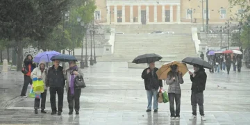 Καιρός: Κορυφώνεται η ανοιξιάτικη αστάθεια με βροχές και σποραδικές καταιγίδες σε όλη τη χώρα – Μικρή πτώση της θερμοκρασίας
