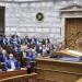 Συνταγματική αναθεώρηση: Αυτά είναι τα 30 προτεινόμενα άρθρα προς αναθεώρηση – Οι 6 άξονες της πρότασης της κυβέρνησης