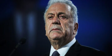 Αβραμόπουλος: Από τα σαλόνια των Βρυξελλών, στους “κερατάδες” της TV και την έξοδο από τη ΝΔ