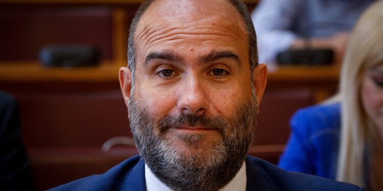 Ο Μαρκόπουλος σε ρόλο «μεταφραστή»