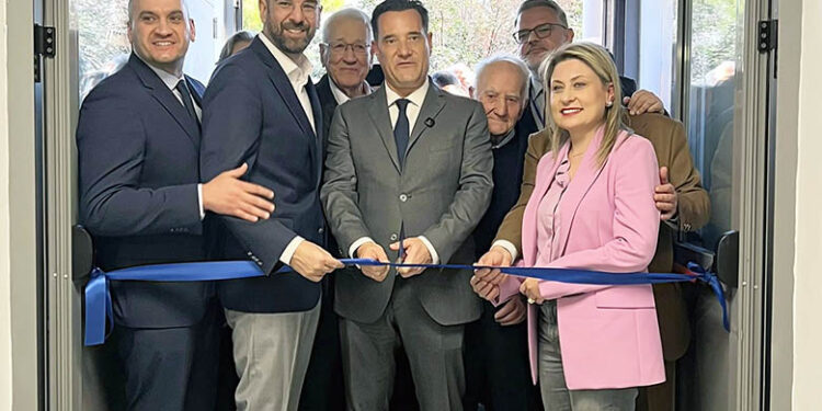 Υπουργικό «door-to-door» στην επαρχία