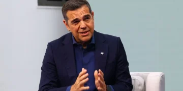 “Πυρά” Τσίπρα κατά Μητσοτάκη: “Το δίπλωμα το παίρνουν όταν παραβιάζεις κανόνες, όχι όταν χάνεις εκλογές”