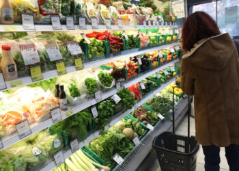 Ανατιμήσεις κατά 12% σε φρούτα και λαχανικά στα σούπερ μάρκετ κρατούν «ζωντανό» τον πληθωρισμό