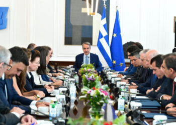 Μητσοτάκης στο υπουργικό: Αναμένεται περαιτέρω πτώση στην τιμή της βενζίνης στην αντλία