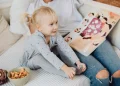 “Νταντάδες της Γειτονιάς”: Πιο εύκολες αιτήσεις και αυστηροί έλεγχοι μέσω gov.gr – Ποιοι δικαιούνται έως 500 ευρώ το μήνα