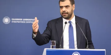 Παύλος Μαρινάκης: Live η ενημέρωση των πολιτικών συντακτών (Βίντεο)
