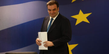 Ηandelsblatt: Έτσι σκοπεύει η Ελλάδα να αποφύγει νέα «παγίδα χρέους» – Η στρατηγική Πιερρακάκη