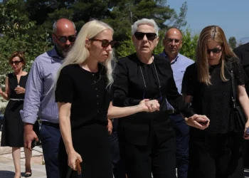 Γιώργος Σουφλιάς: Συντετριμμένη η οικογένειά του στο «τελευταίο αντίο» – Εικόνες από το κοιμητήριο Παπάγου