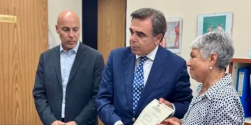 Μαργαρίτης Σχοινάς: Παρέδωσε το πτυχίο του Βαγγέλη Γιακουμάκη στη μητέρα του
