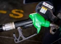 Καύσιμα: Ξεπέρασε τα 2 ευρώ η μέση τιμή της βενζίνης – “Ανάσα” για τους οδηγούς από αύριο