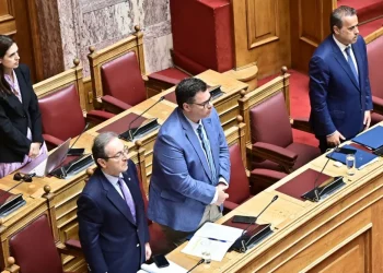 Μάτι, οκτώ χρόνια μετά: Η Βουλή τίμησε τη μνήμη των 104 θυμάτων της φονικής πυρκαγιάς – Αιχμές Παπασταύρου για τις ευθύνες του ΣΥΡΙΖΑ