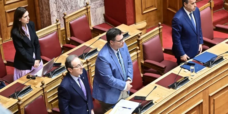 Μάτι, οκτώ χρόνια μετά: Η Βουλή τίμησε τη μνήμη των 104 θυμάτων της φονικής πυρκαγιάς – Αιχμές Παπασταύρου για τις ευθύνες του ΣΥΡΙΖΑ