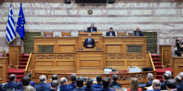 Το γαλάζιο «μπλόκο» στο ασυμβίβαστο και τα άδεια βουλευτικά ταμεία