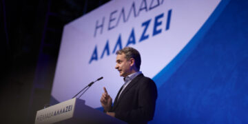 Το «αλαλούμ» με τις παραιτήσεις και η γαλάζια σκακιέρα