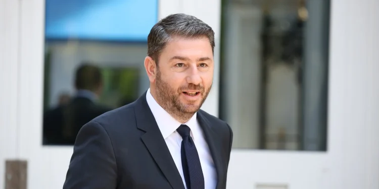 Ο «διμέτωπος» του Ανδρουλάκη και τα… τρεχάματα για τη ΔΕΘ