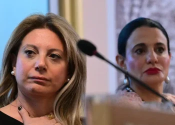 «Μπαρούτι» στην «Ελπίδα»: Τα εσωκομματικά «μαχαίρια» και το «Depon» για το καταστατικό