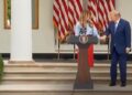 Μελάνια Τραμπ: Επέστρεψε στο πλευρό του Ντόναλντ εν μέσω φημών για τη Νάταλι Χαρπ – “Άκουσα ότι σας έλειψα”