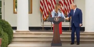 Μελάνια Τραμπ: Επέστρεψε στο πλευρό του Ντόναλντ εν μέσω φημών για τη Νάταλι Χαρπ – “Άκουσα ότι σας έλειψα”