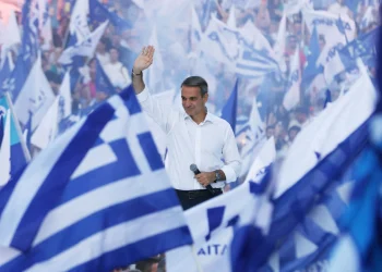 «Φρένο» στους celebrities και ολική αναδιάταξη στην Πειραιώς