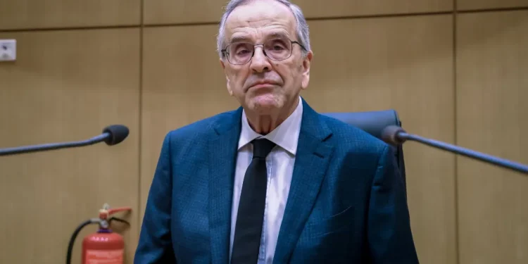 Ο Σαμαράς περιμένει την κατάλληλη στιγμή για να ανοίξει τα χαρτιά του