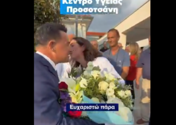 Τα φιλιά της υποδοχής και τα πολιτικά «καρφιά» του Άδωνι