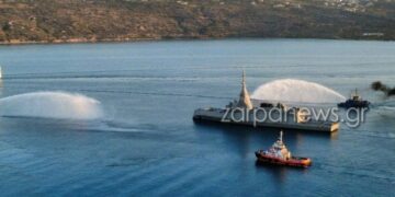 Στη Σούδα η Φρεγάτα Κίμων – Εντυπωσιακή υποδοχή από παραπλέοντα πλοία