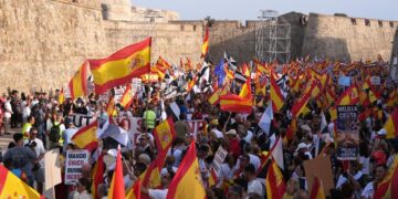 Πολιτικός σεισμός στην Ισπανία: Διαδηλώσεις κατά του Σάντσεθ για το χάος στη Θέουτα